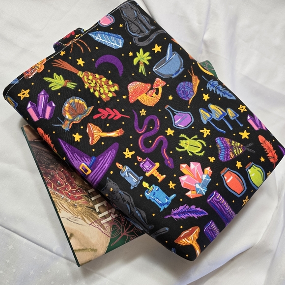 Witchy spooky book sleeve handmade - Picture 4 of 4